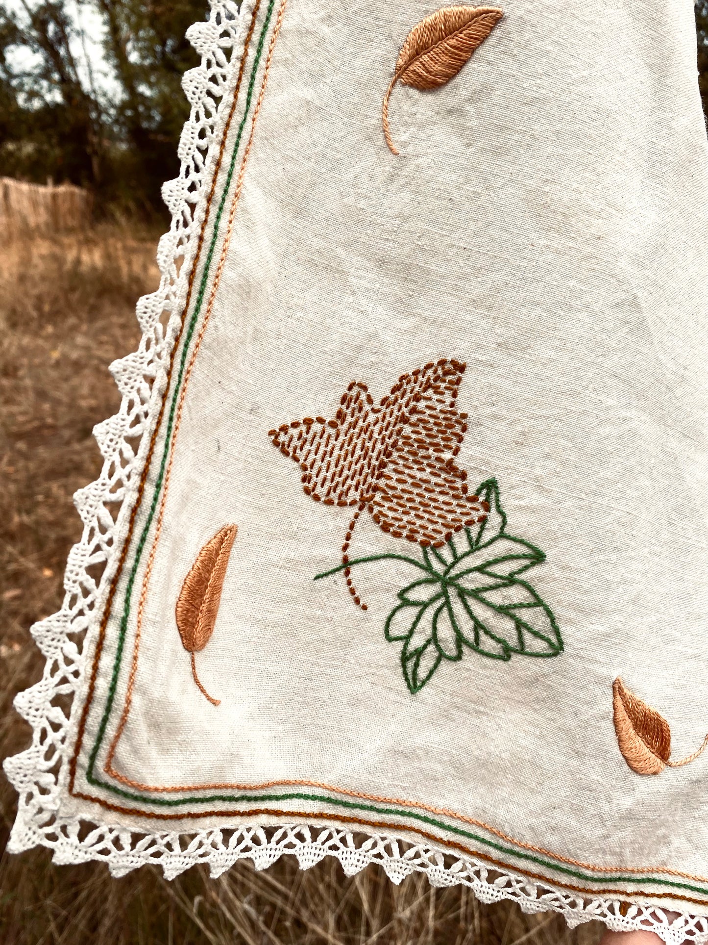 La nappe en lin avec des feuilles