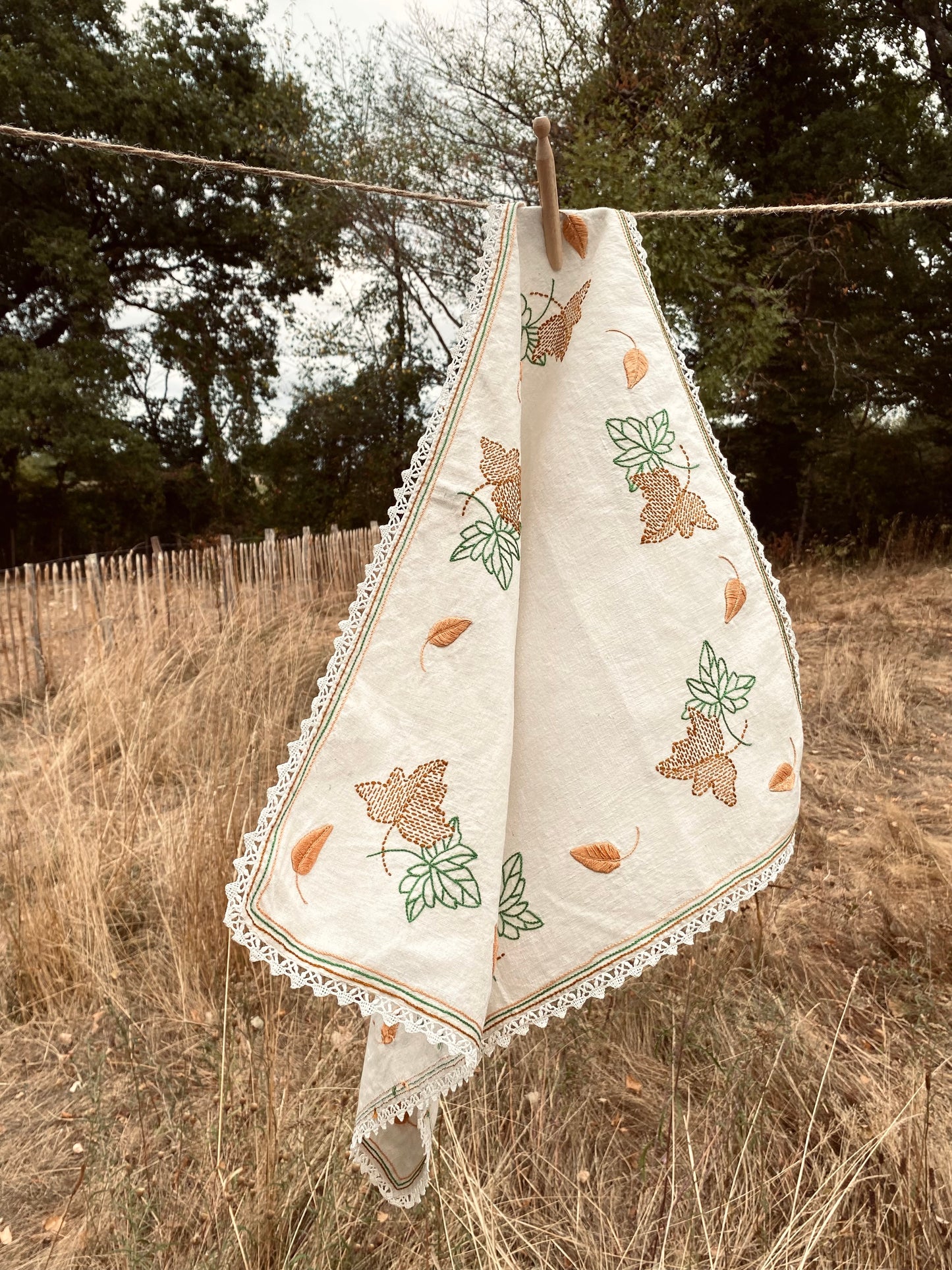 La nappe en lin avec des feuilles