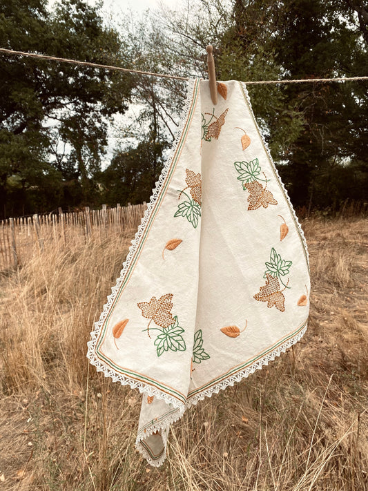 La nappe en lin avec des feuilles