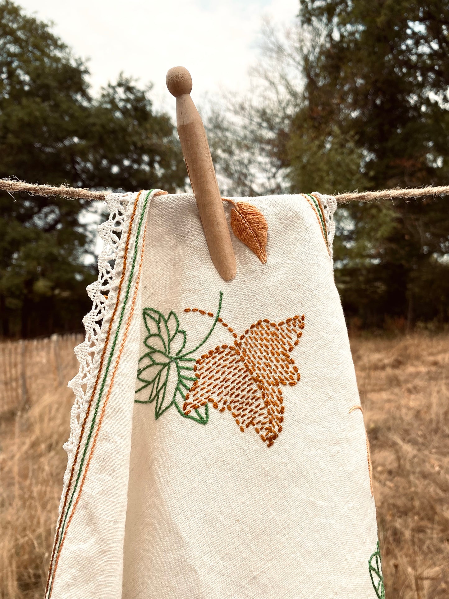 La nappe en lin avec des feuilles