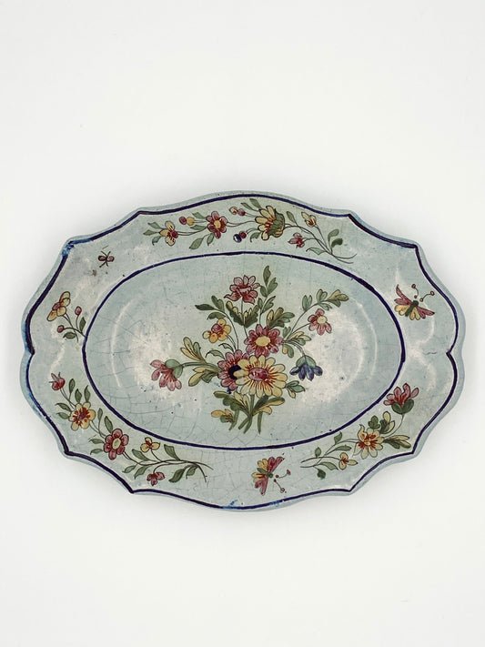 L'ancienne assiette avec des fleurs
