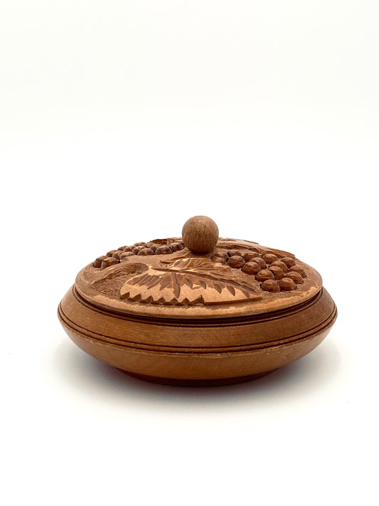 La boîte en bois avec les raisins
