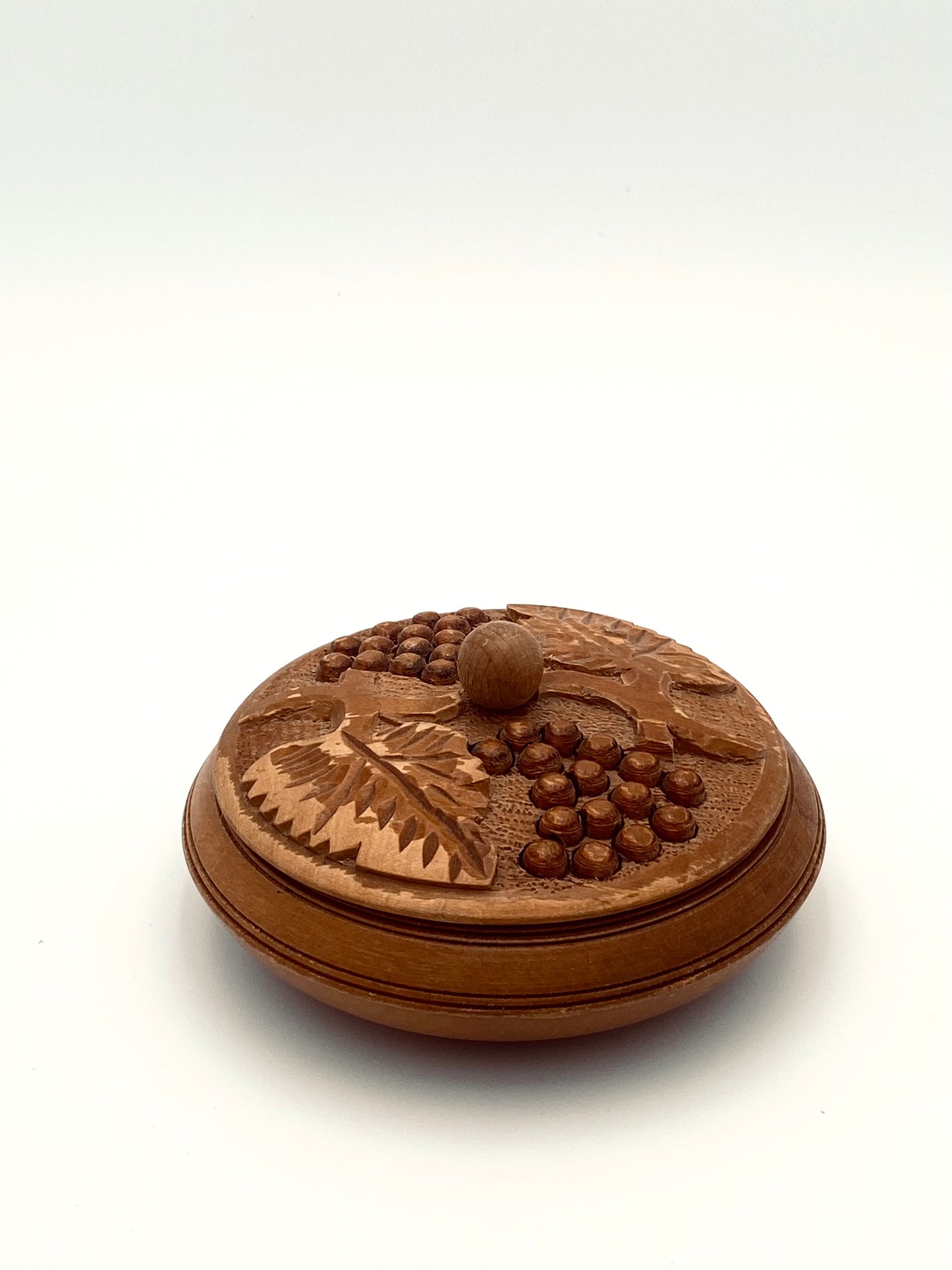 La boîte en bois avec les raisins