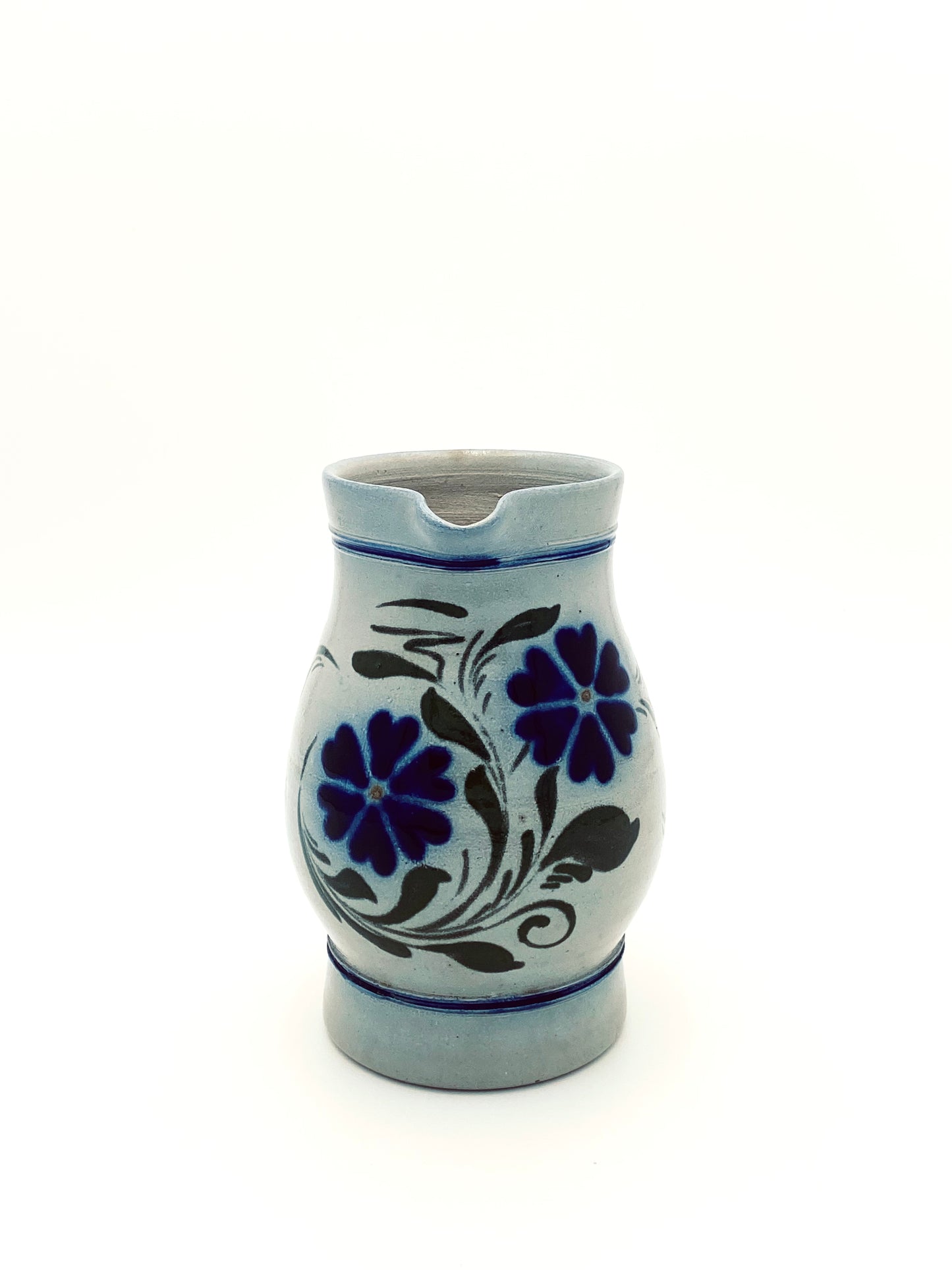 Le pichet  à fleurs bleues
