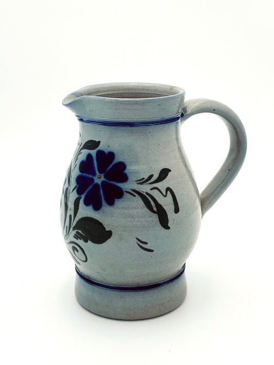 Le pichet  à fleurs bleues