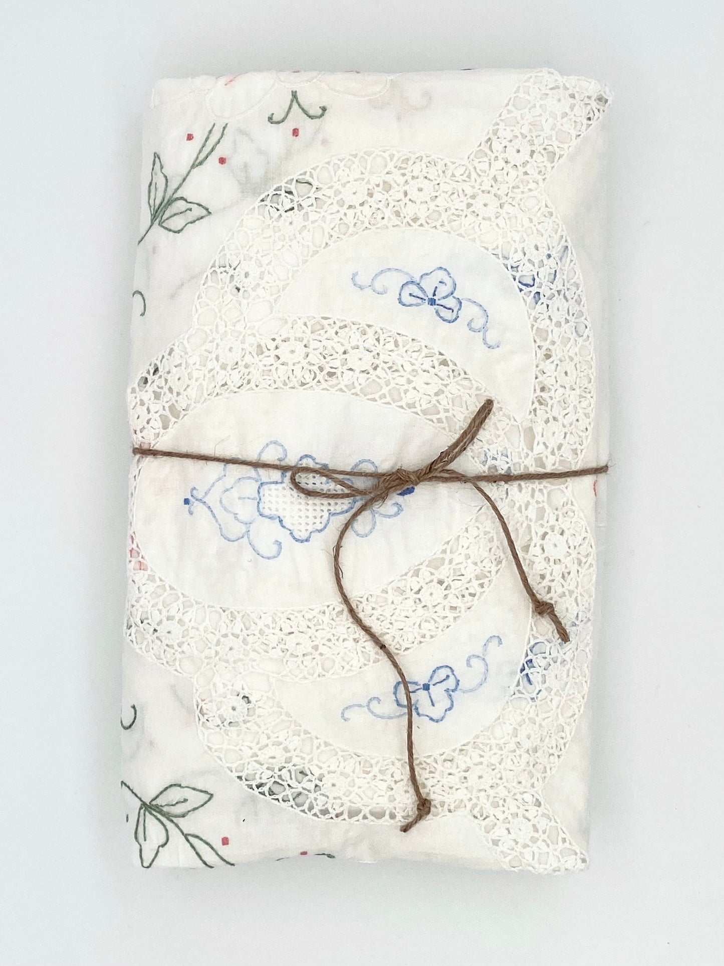 La nappe avec dentelle et fleurs