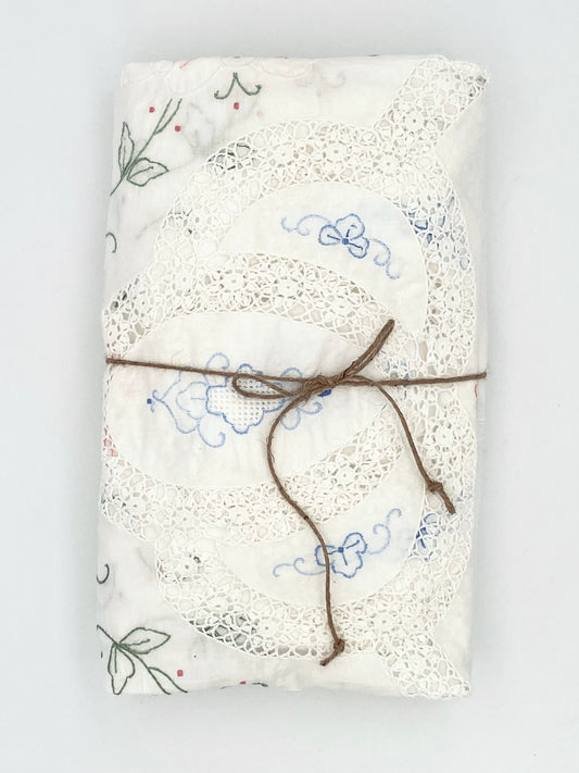 La nappe avec dentelle et fleurs