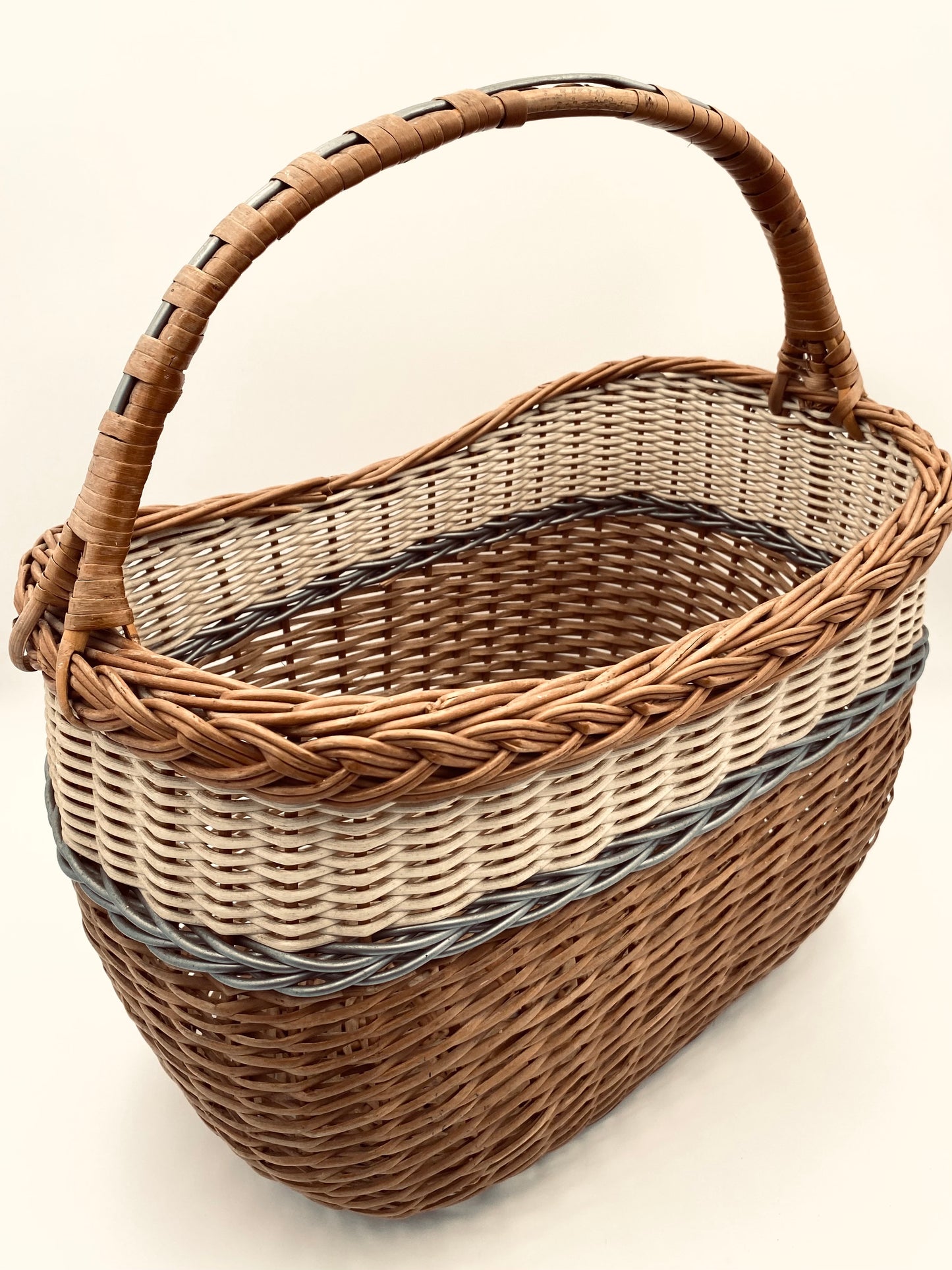 Le grand panier avec un peu de blanc et de gris