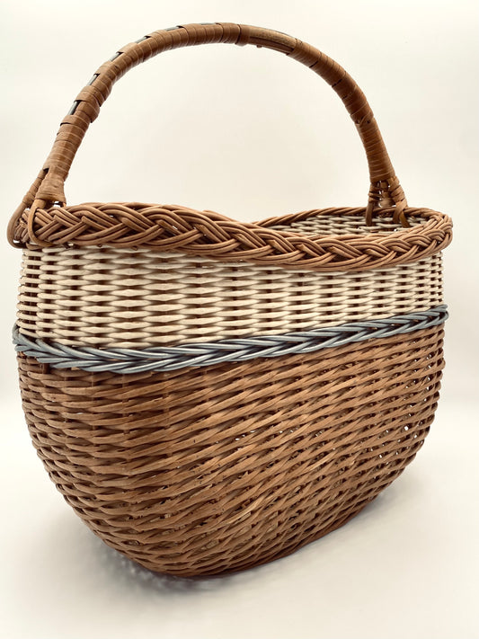 Le grand panier avec un peu de blanc et de gris