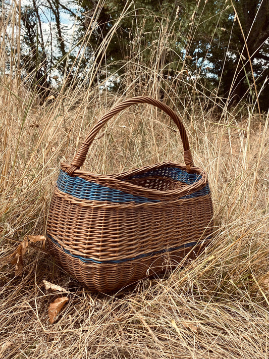 Le panier avec un peu de bleu