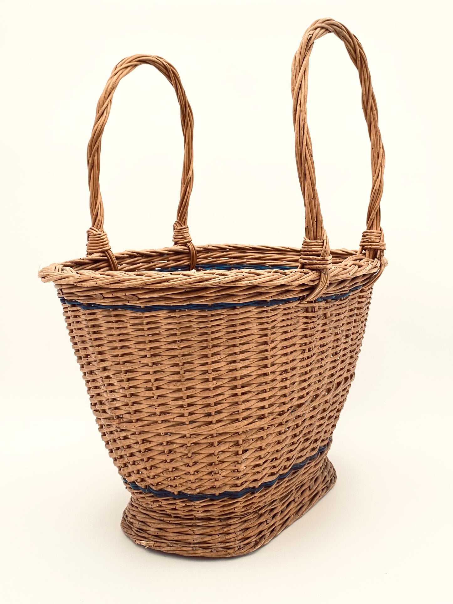 Le panier à rayures bleues