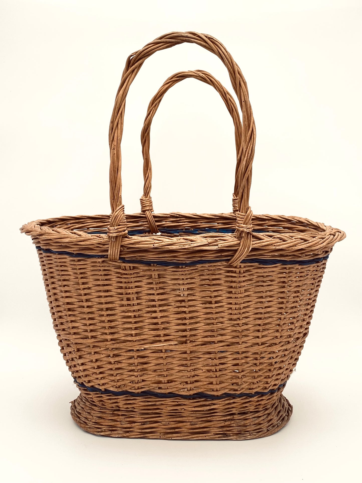 Le panier à rayures bleues