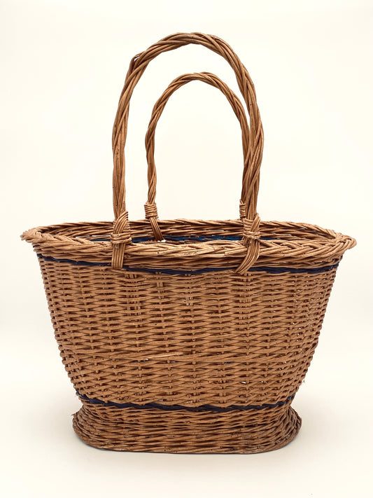 Le panier à rayures bleues
