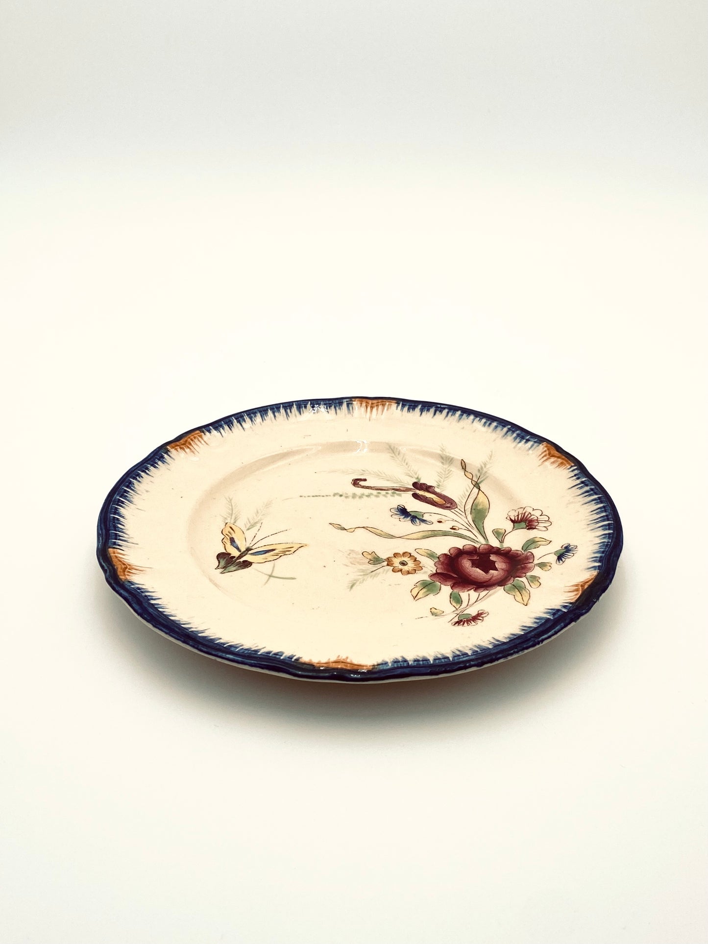 Le petite assiette avec un papillon et des fleurs