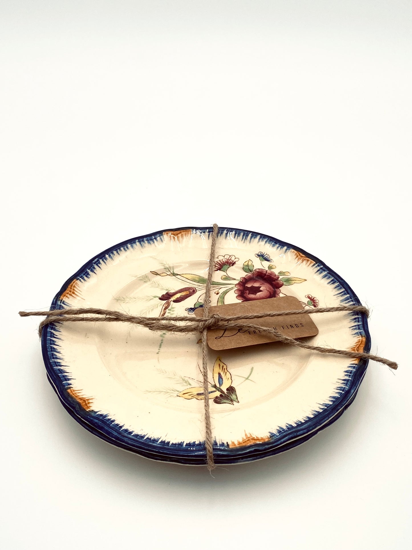 Le petite assiette avec un papillon et des fleurs