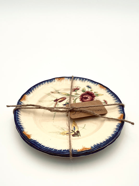 Le petite assiette avec un papillon et des fleurs