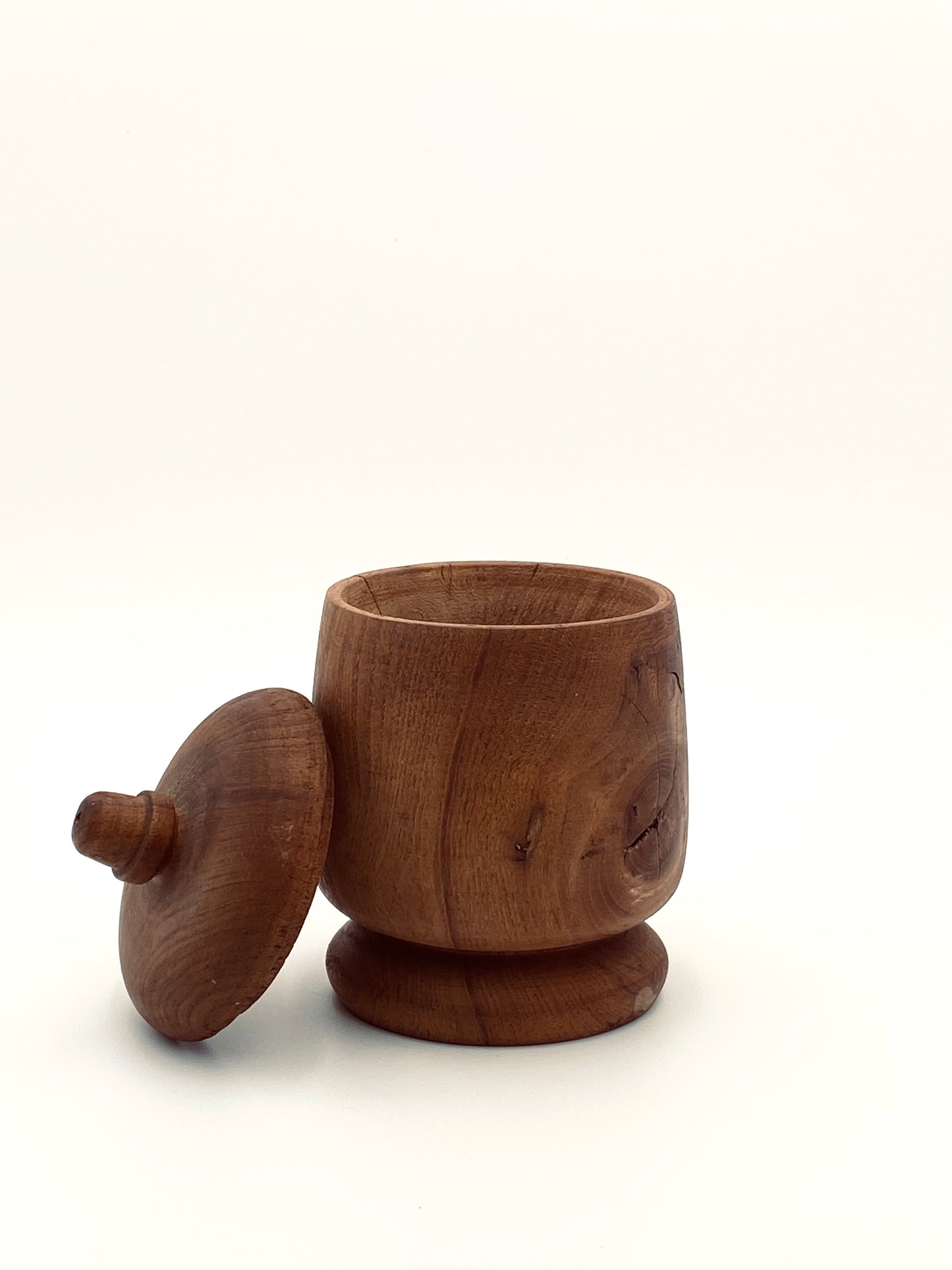 Le pot en bois robuste
