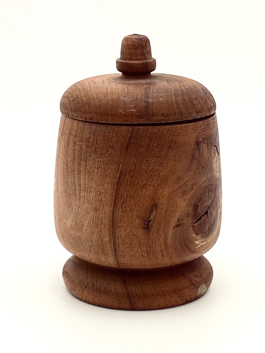 Le pot en bois robuste