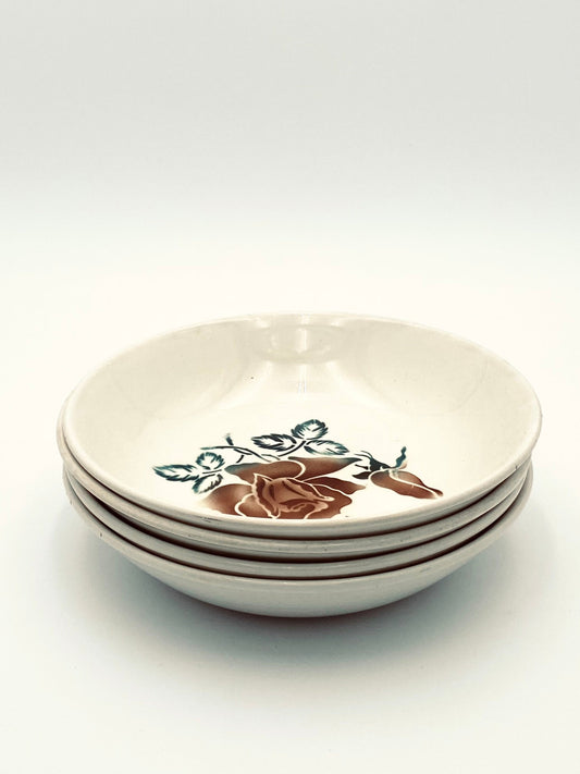 Les quatre assiettes creuses avec des roses
