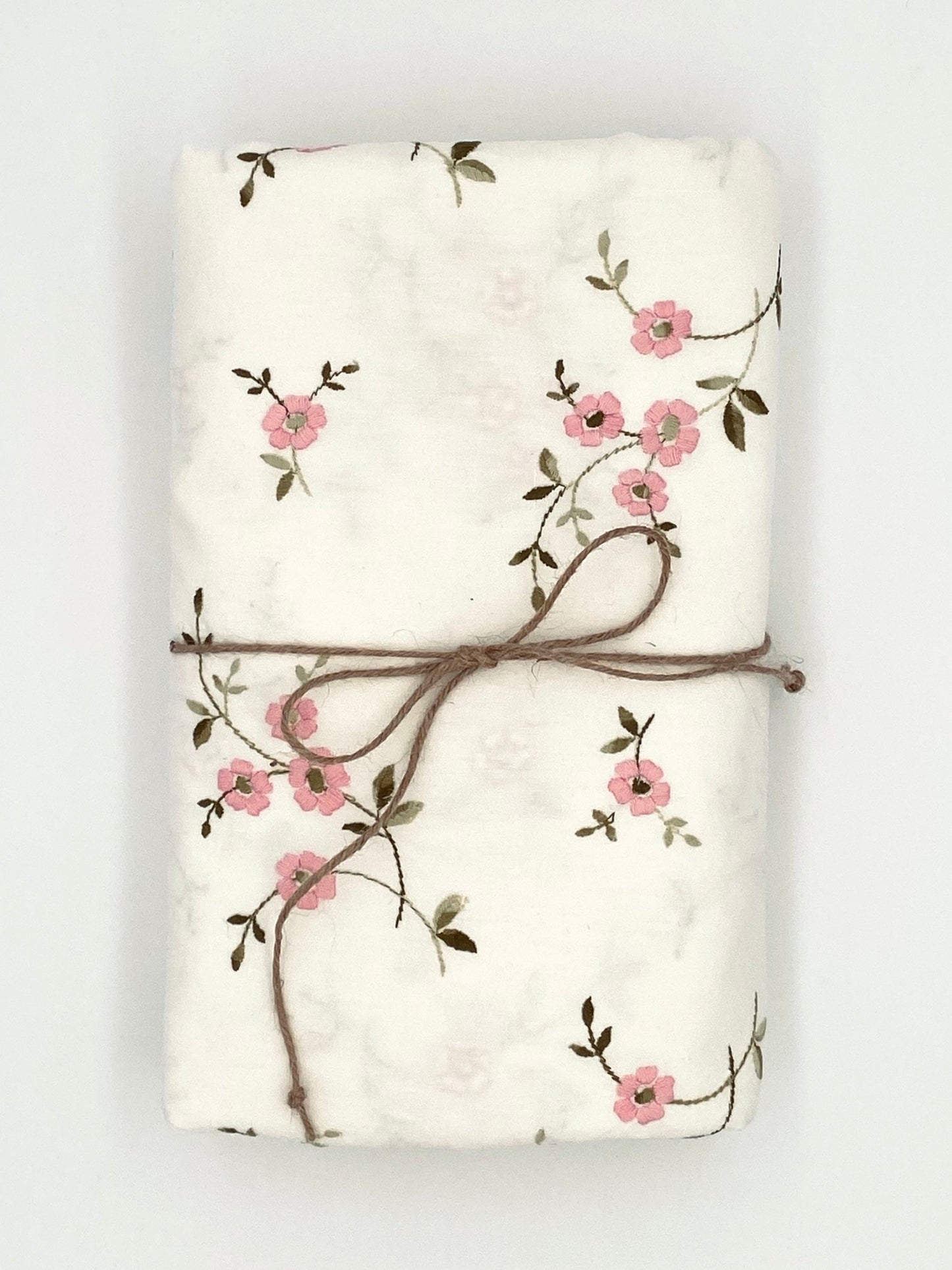La nappe avec des fleurs roses