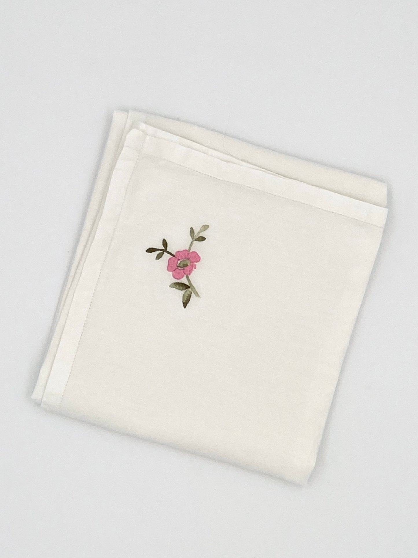 La nappe avec des fleurs roses