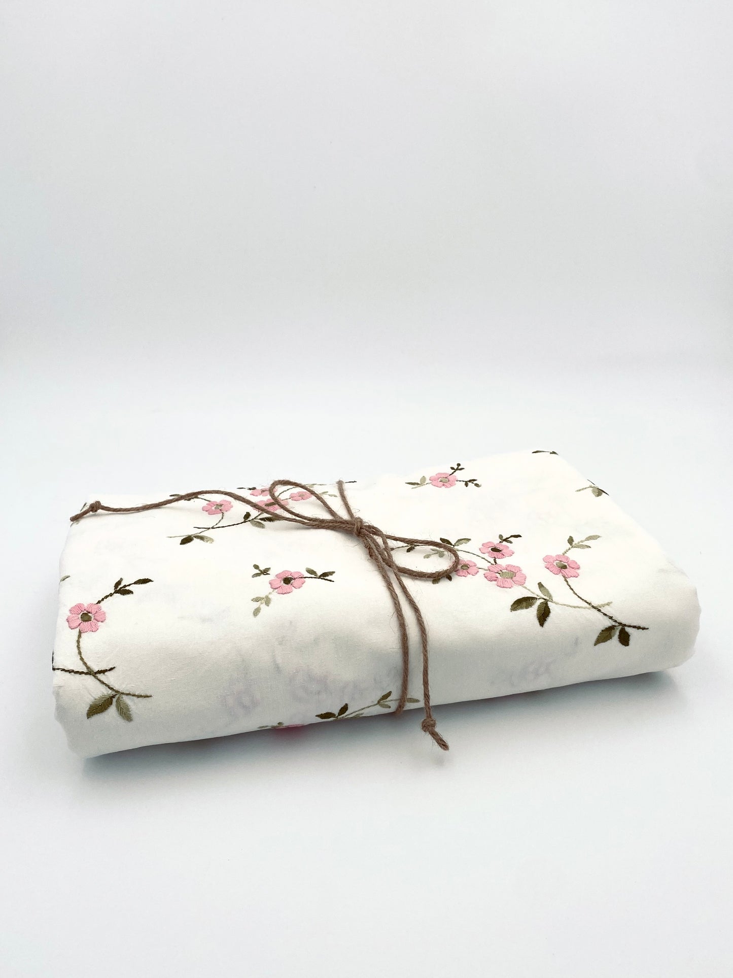 La nappe avec des fleurs roses
