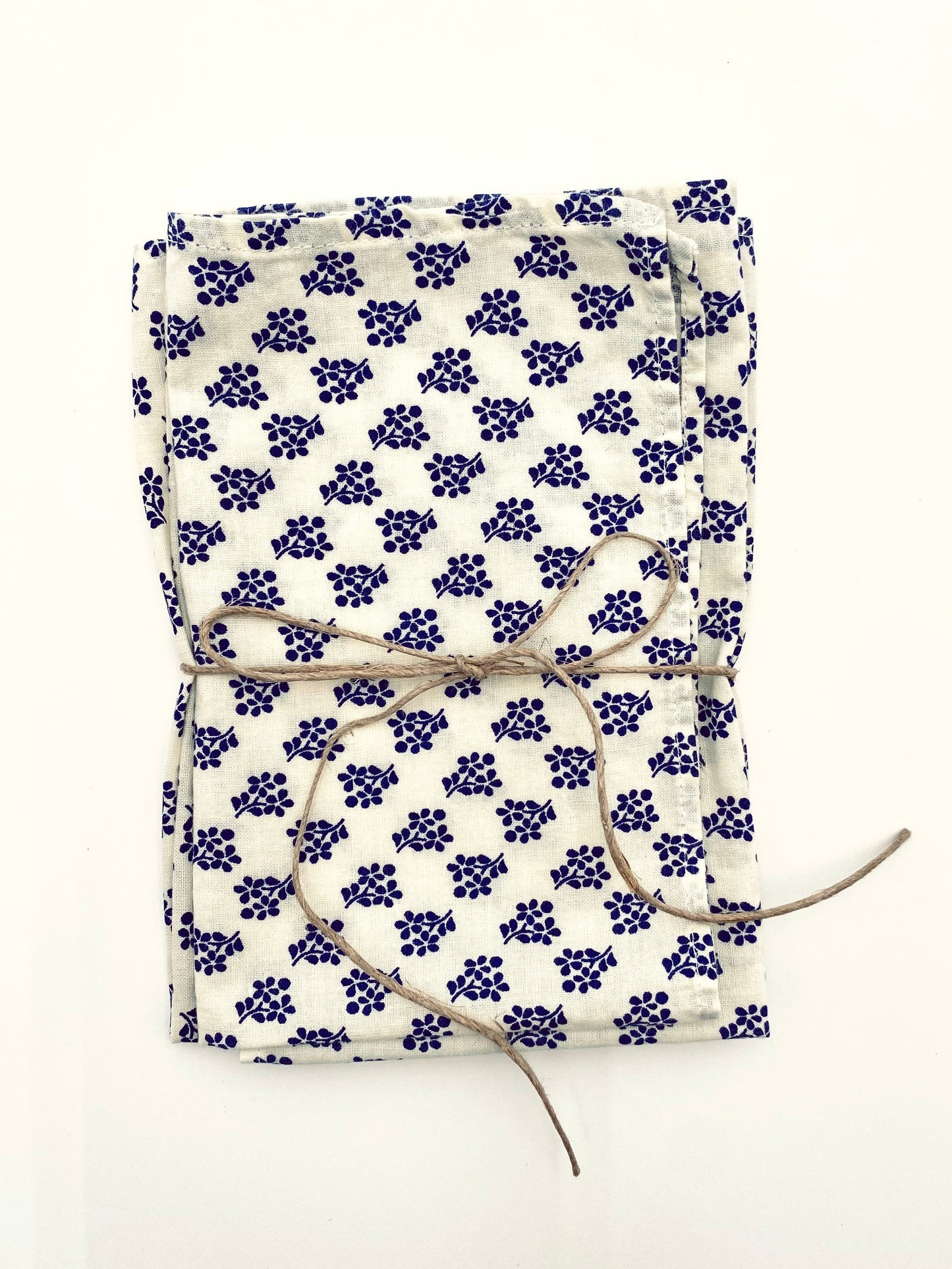 La petite serviette à fleurs bleues