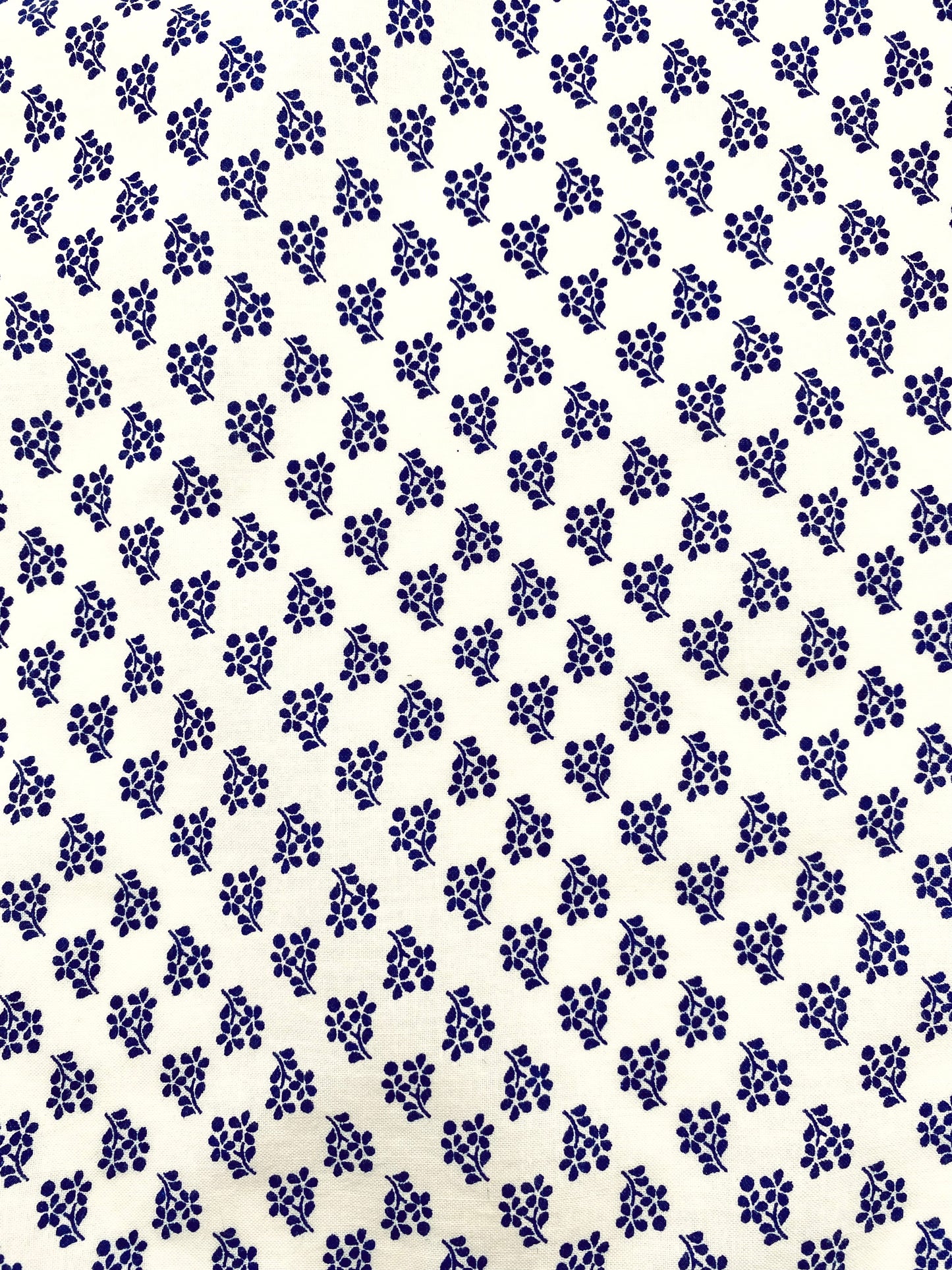 La petite serviette à fleurs bleues