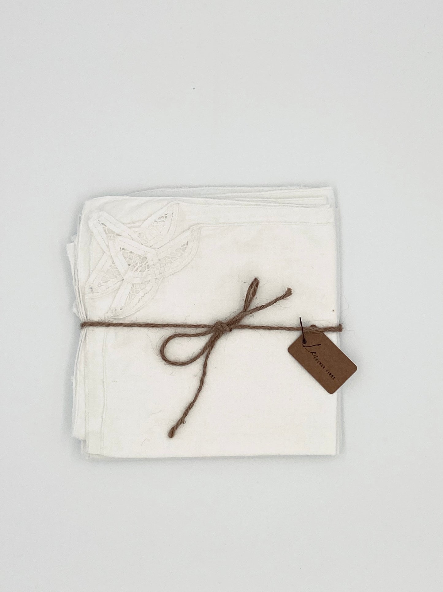 Les serviettes en dentelle blanche