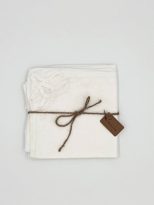 Les serviettes en dentelle blanche