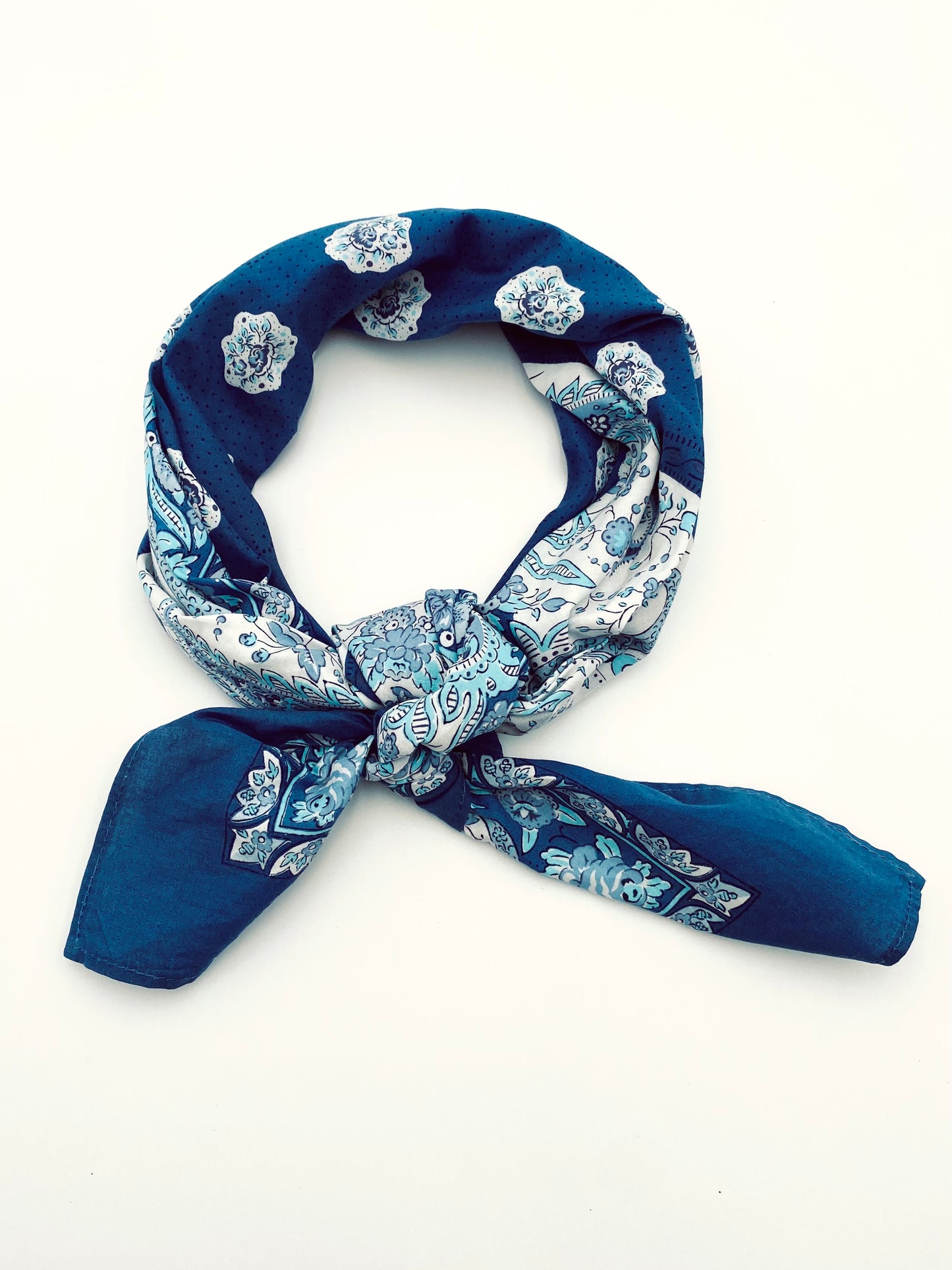 Le grand foulard vintage Les Olivades à fleurs bleues