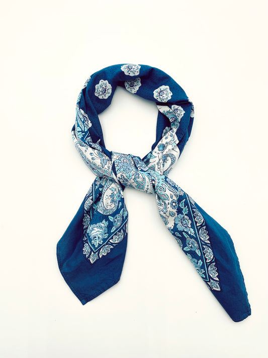 Le grand foulard vintage Les Olivades à fleurs bleues