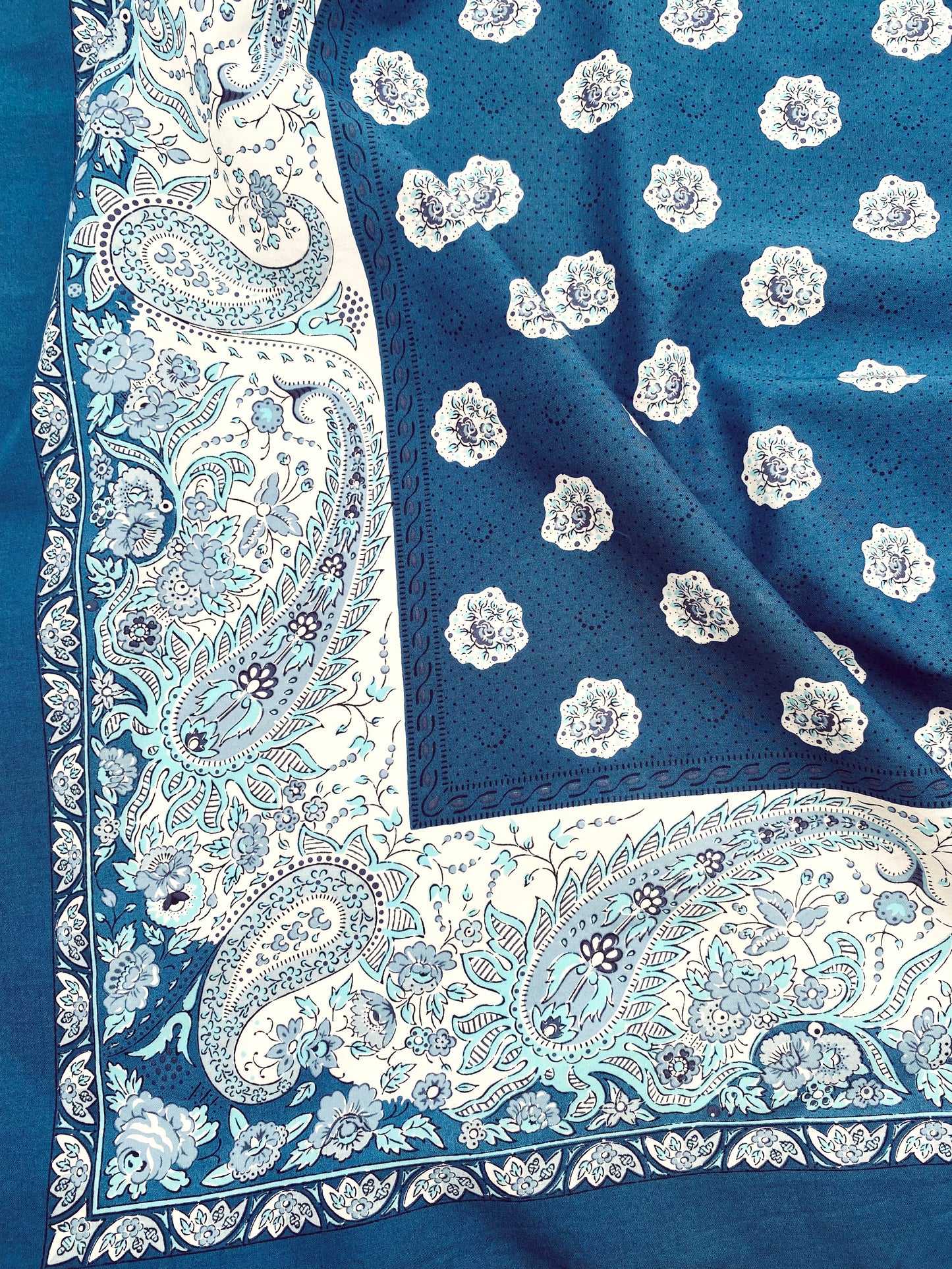 Le grand foulard vintage Les Olivades à fleurs bleues