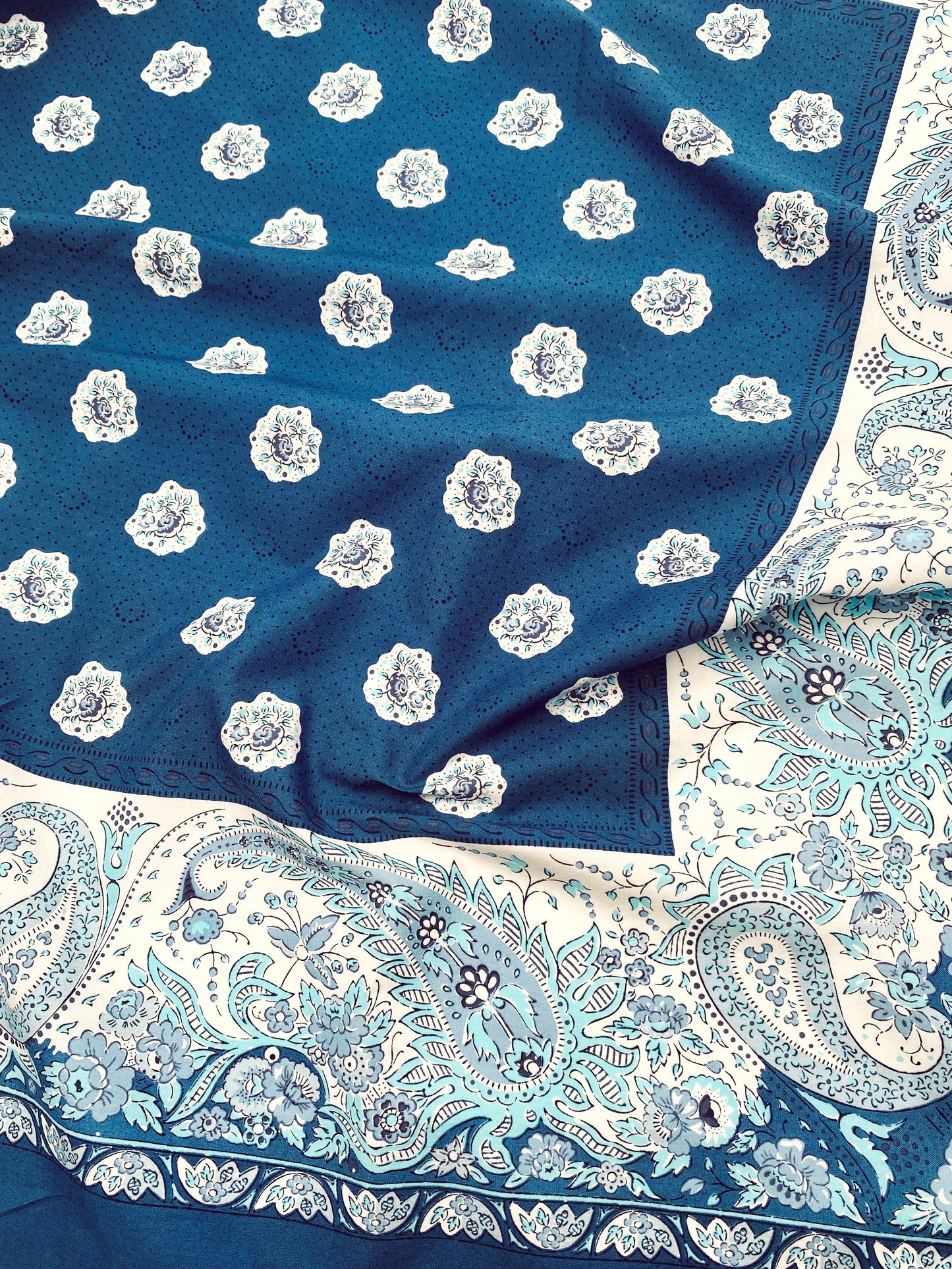 Le grand foulard vintage Les Olivades à fleurs bleues