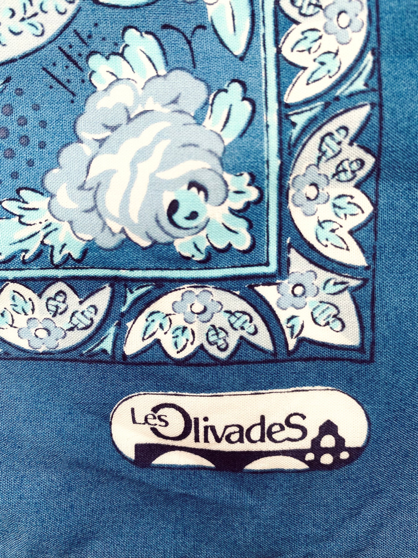 Le grand foulard vintage Les Olivades à fleurs bleues