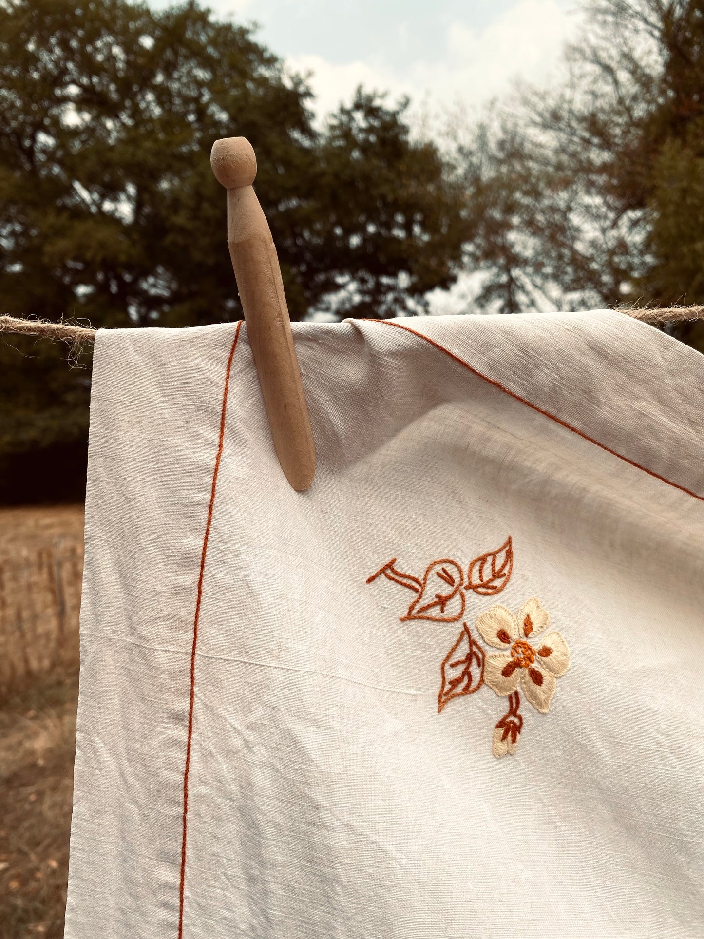 La nappe en lin avec des fleurs brodées