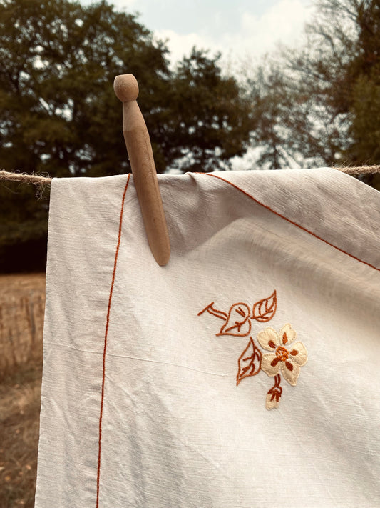 La nappe en lin avec des fleurs brodées