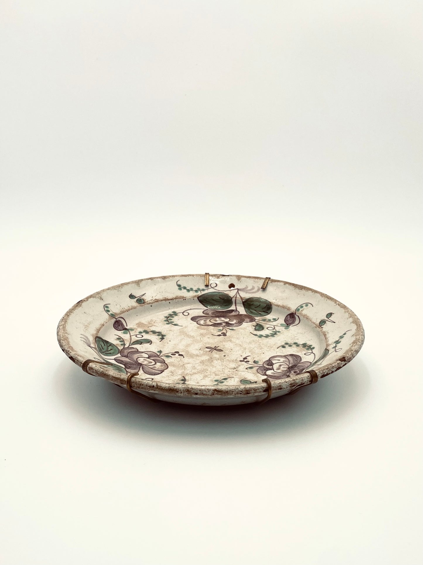 La veille assiette à fleurs