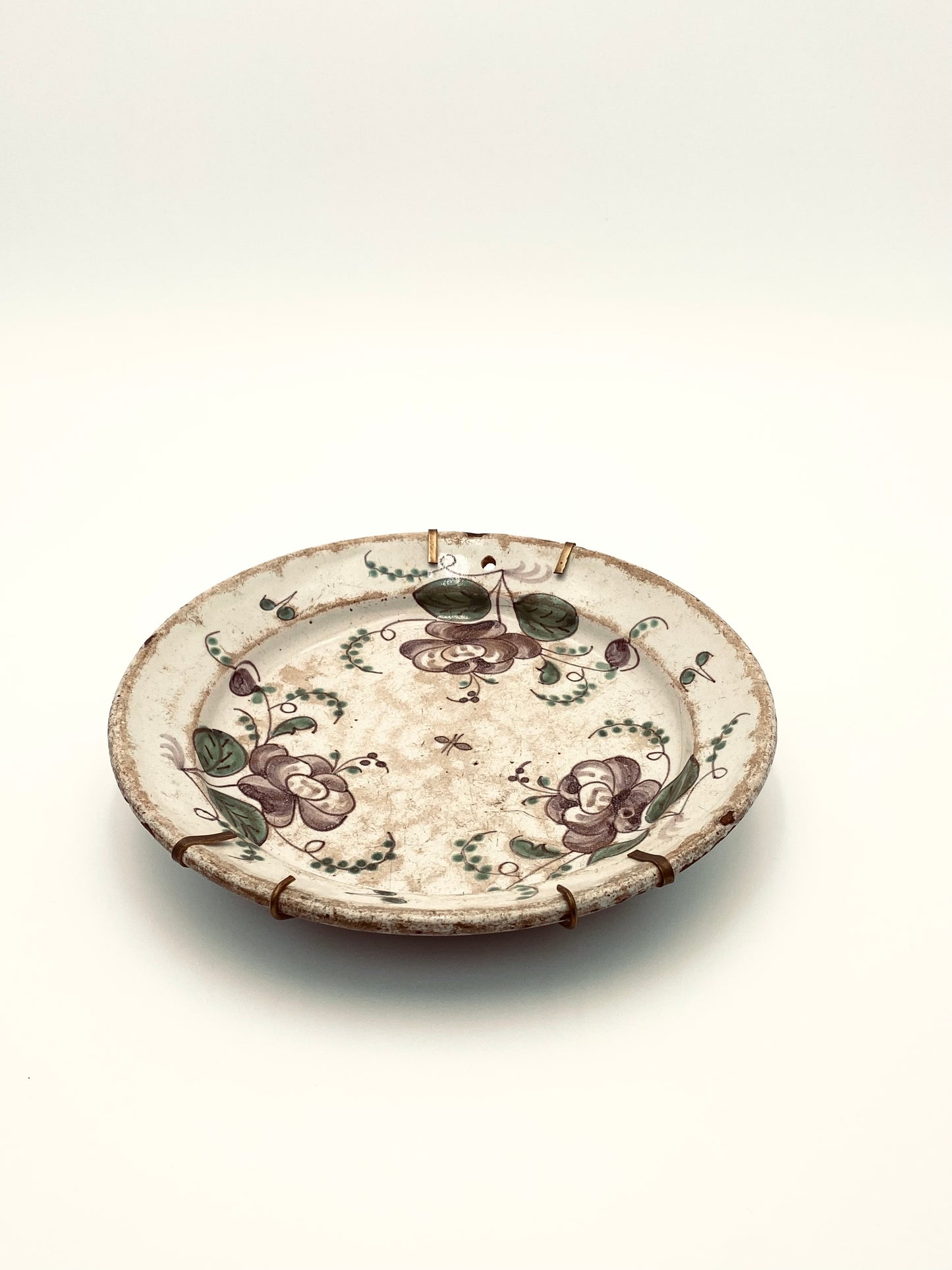 La veille assiette à fleurs